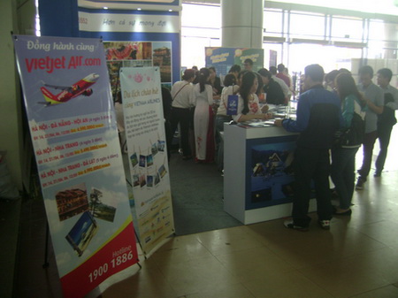 Khách đến hội chợ VITM 2014 săn vé máy bay siêu rẻ ảnh 2